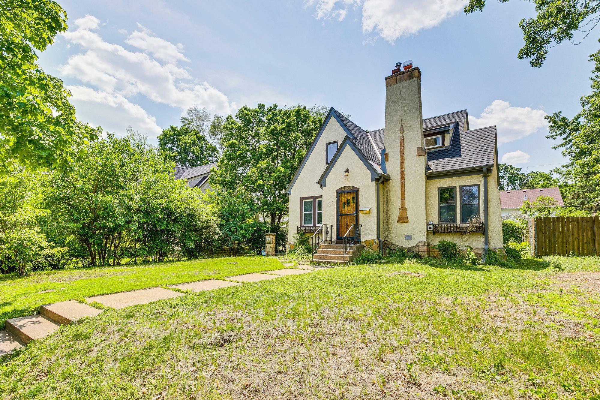 Property Photo: 3807 Hubbard Avenue N MN 55422