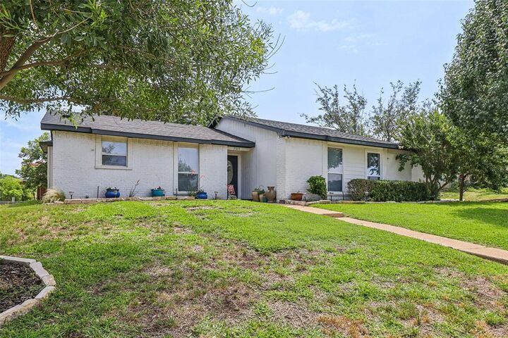 Property Photo: 2622 Briar Hill Drive TX 75007