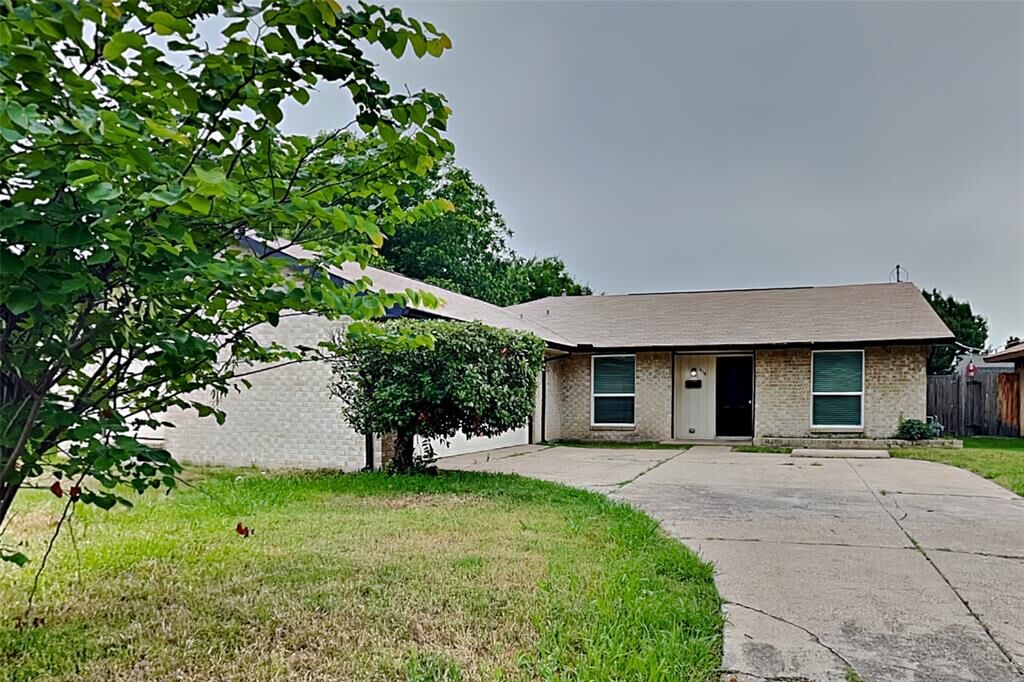 Property Photo:  414 Oak Ridge Place  TX 75052 