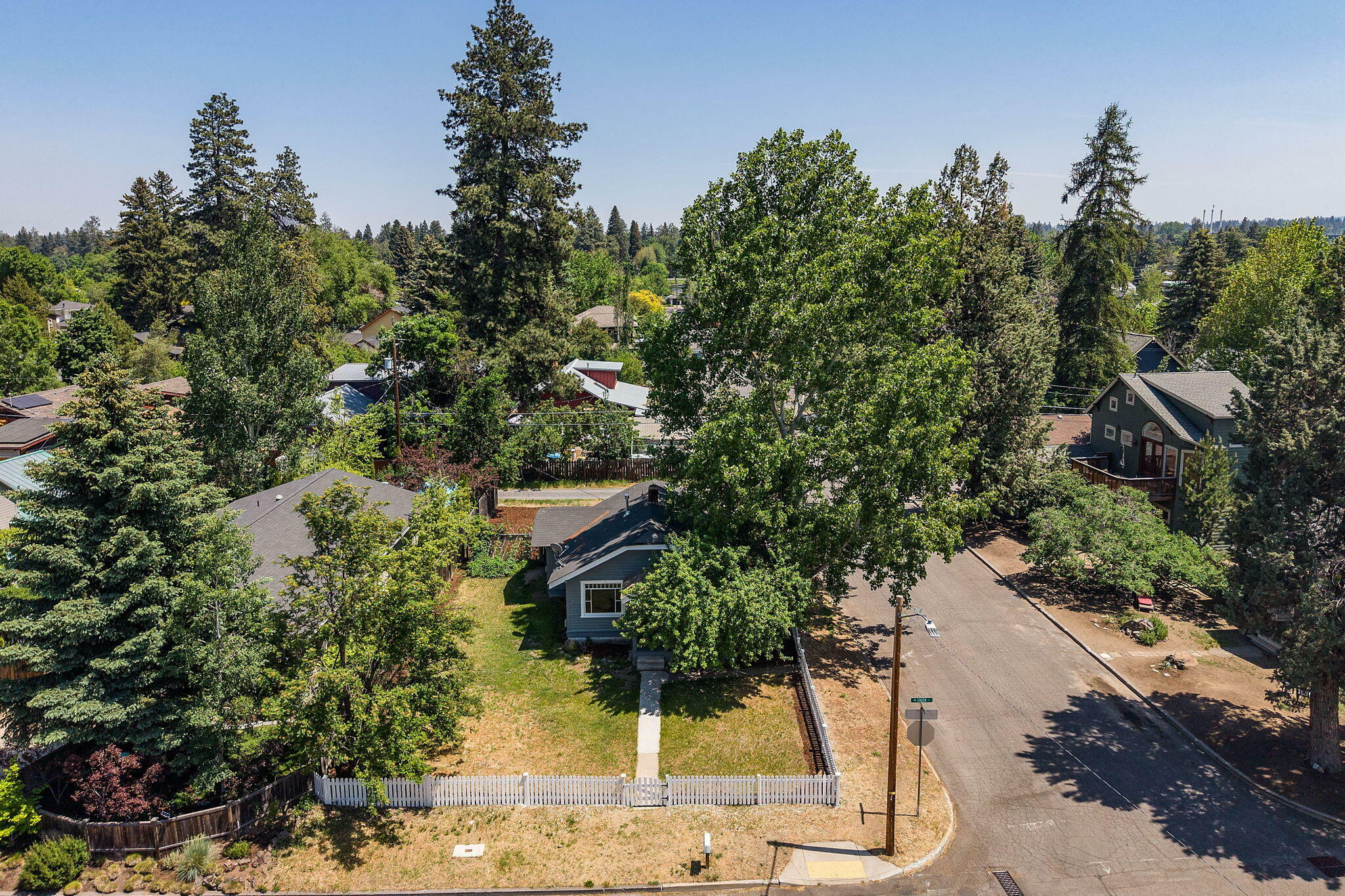 Property Photo: 1004 NW Union Street OR 97703