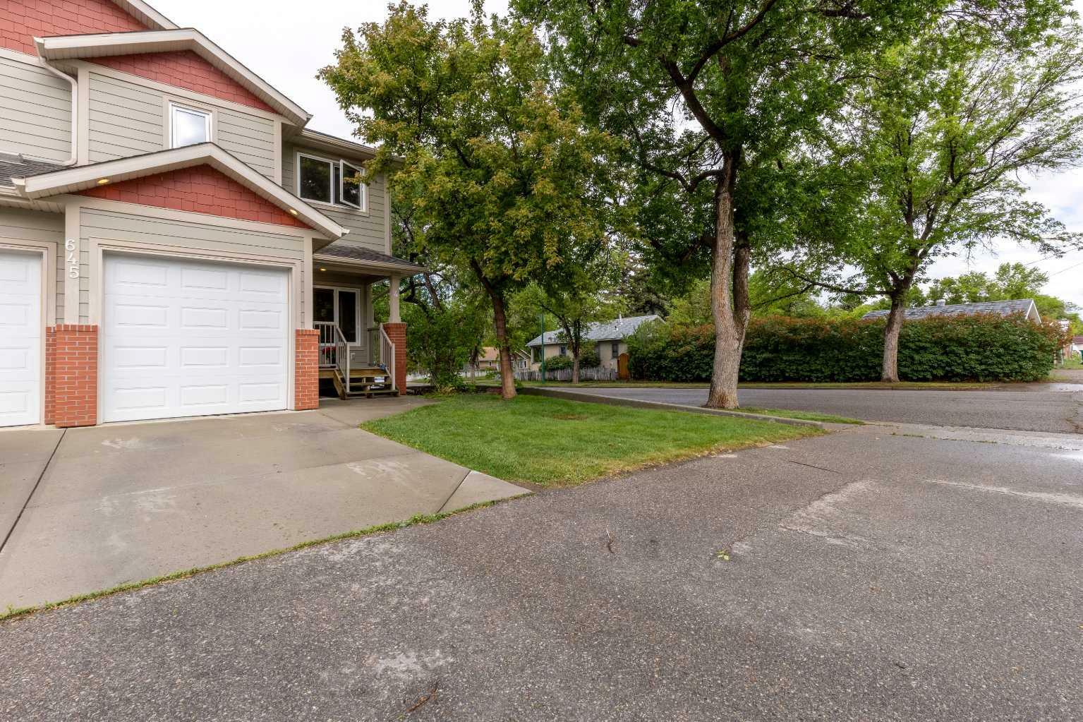 Property Photo: 645 12A Street N 4 AB T1H 2K1