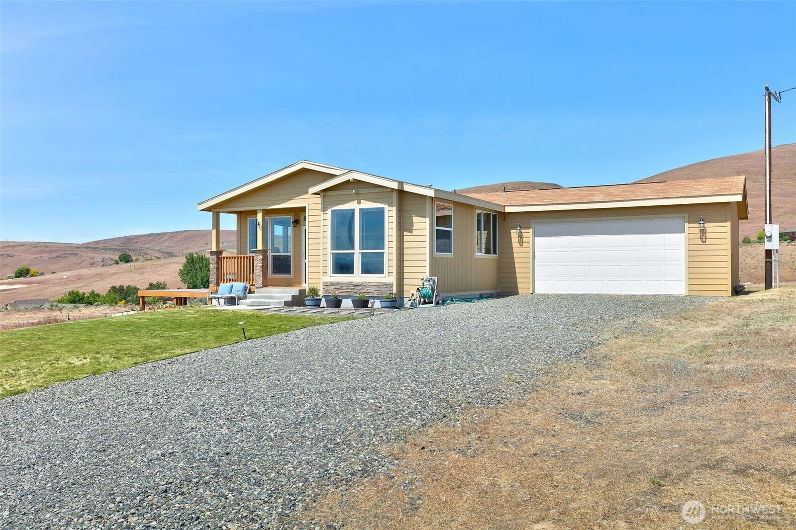 Property Photo:  411  Terrett Way  WA 98901 