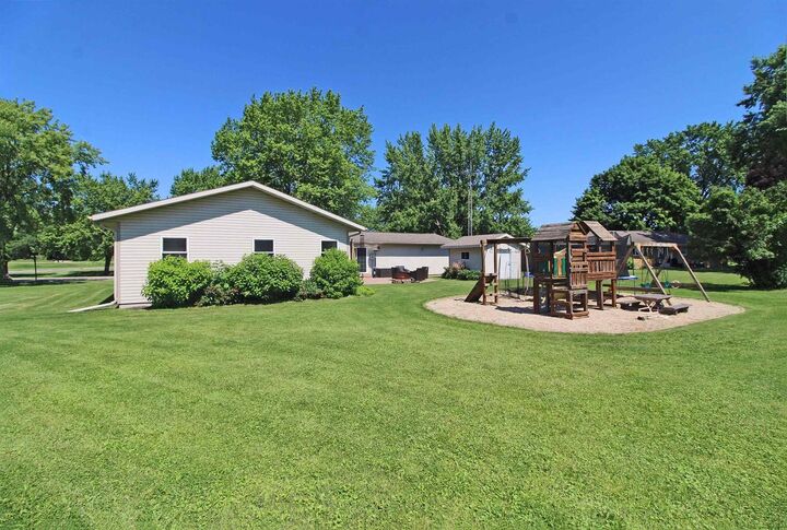 Property Photo:  985 Fairway Circle  WI 53577 