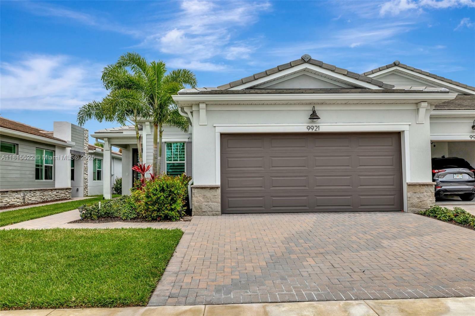 Property Photo: 9921 SW Isabelline Dr FL 34987