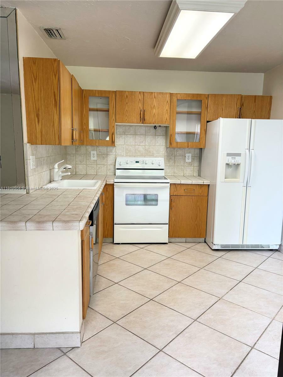 Property Photo: 3564 Magellan Cir 213-1 FL 33180
