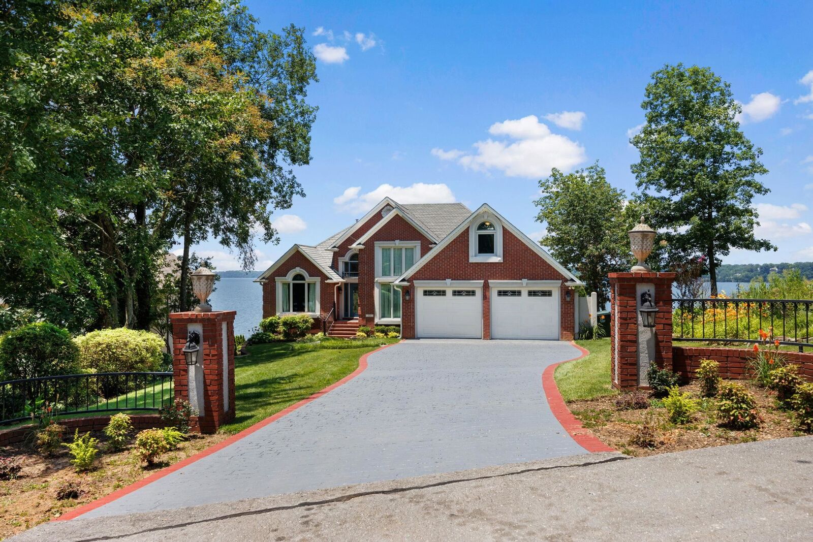 Property Photo:  521 Wilson Lake Dr  AL 35661 - MUSCLE S 