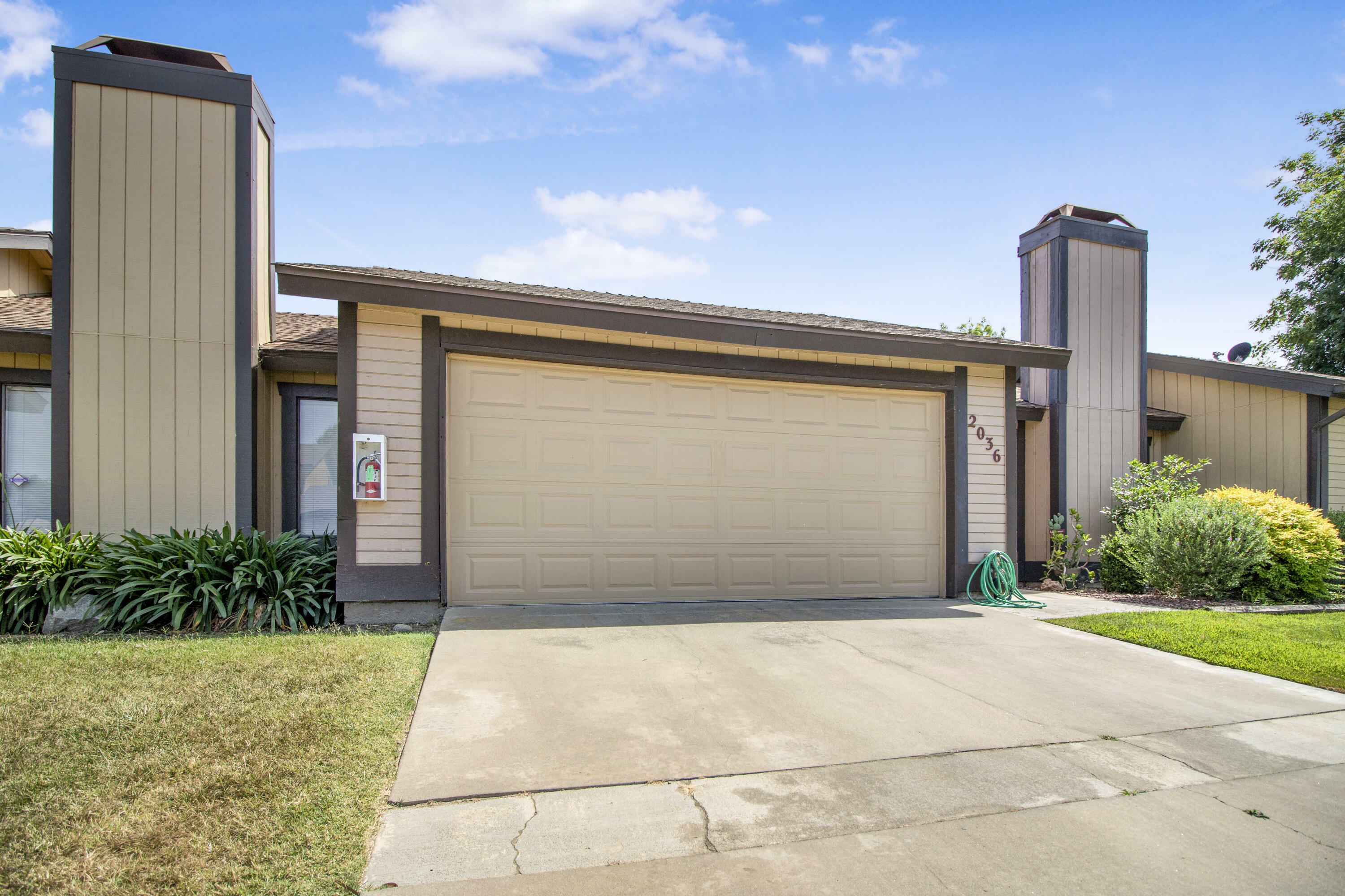 Property Photo: 2036 E Harold Avenue Avenue CA 93292