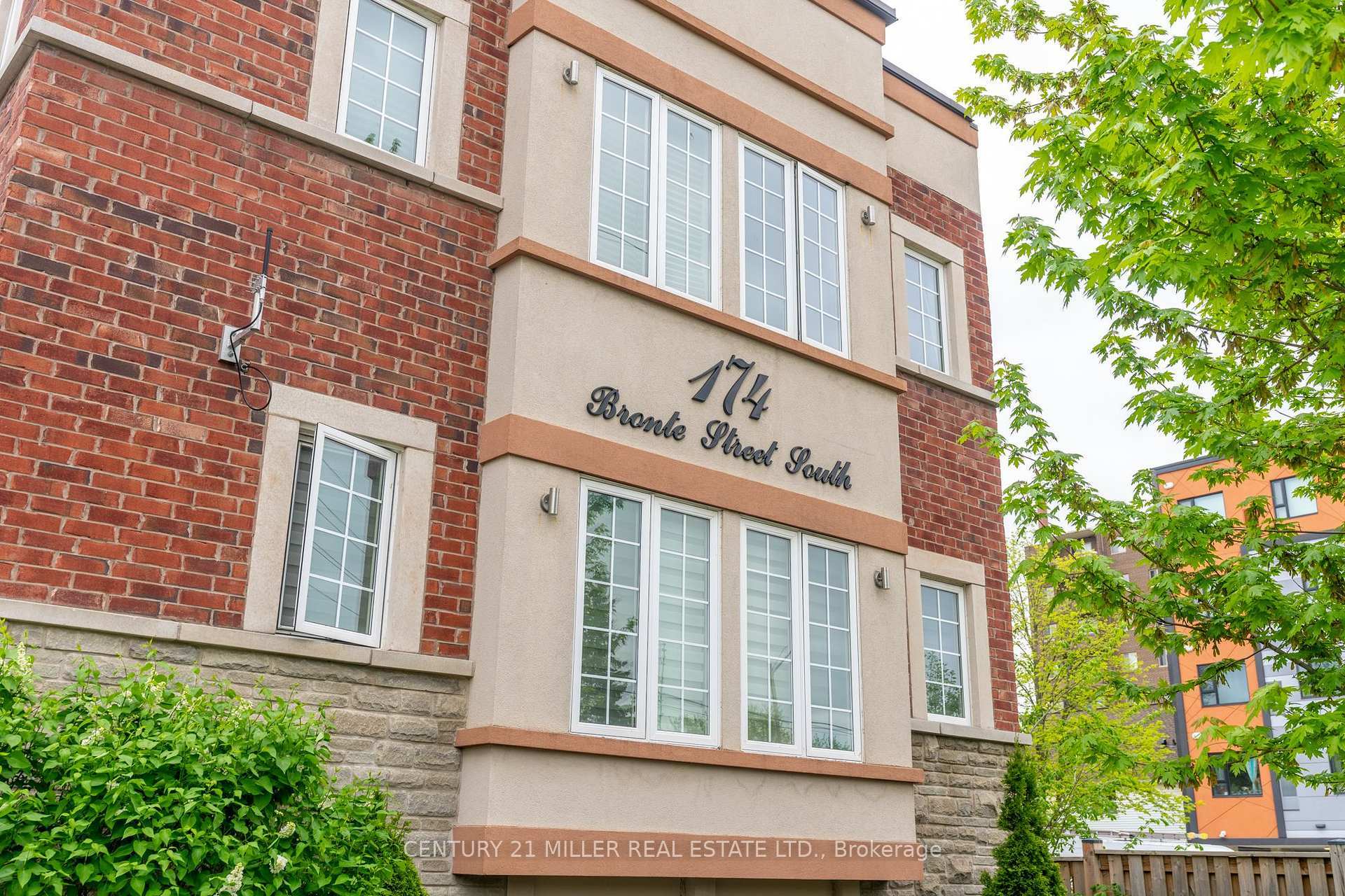 Property Photo:  174 Bronte Street S 202  ON L9T 1Y8 