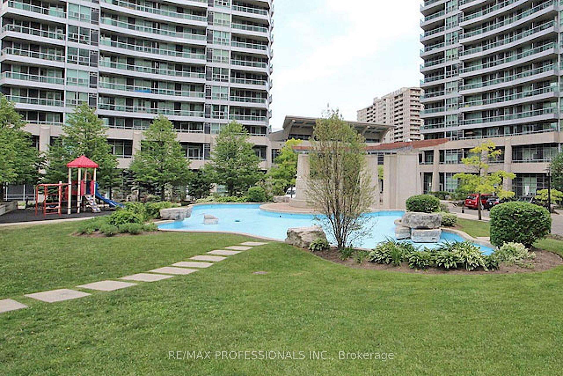 Property Photo: 33 Elm Drive W 708 ON L5B 4M2
