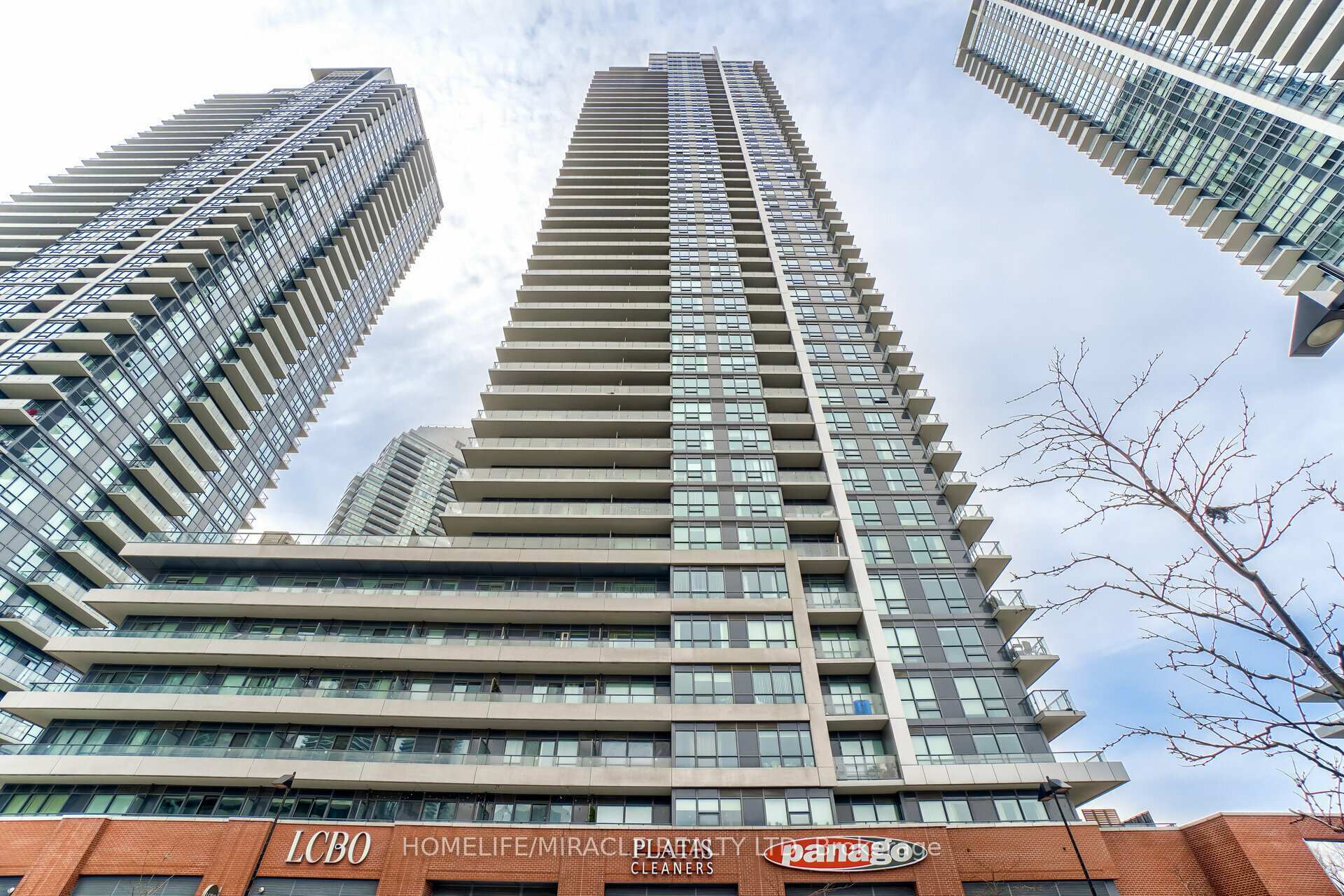 Property Photo: 2220 Lake Shore Boulevard W 4208 ON M8V 0C1