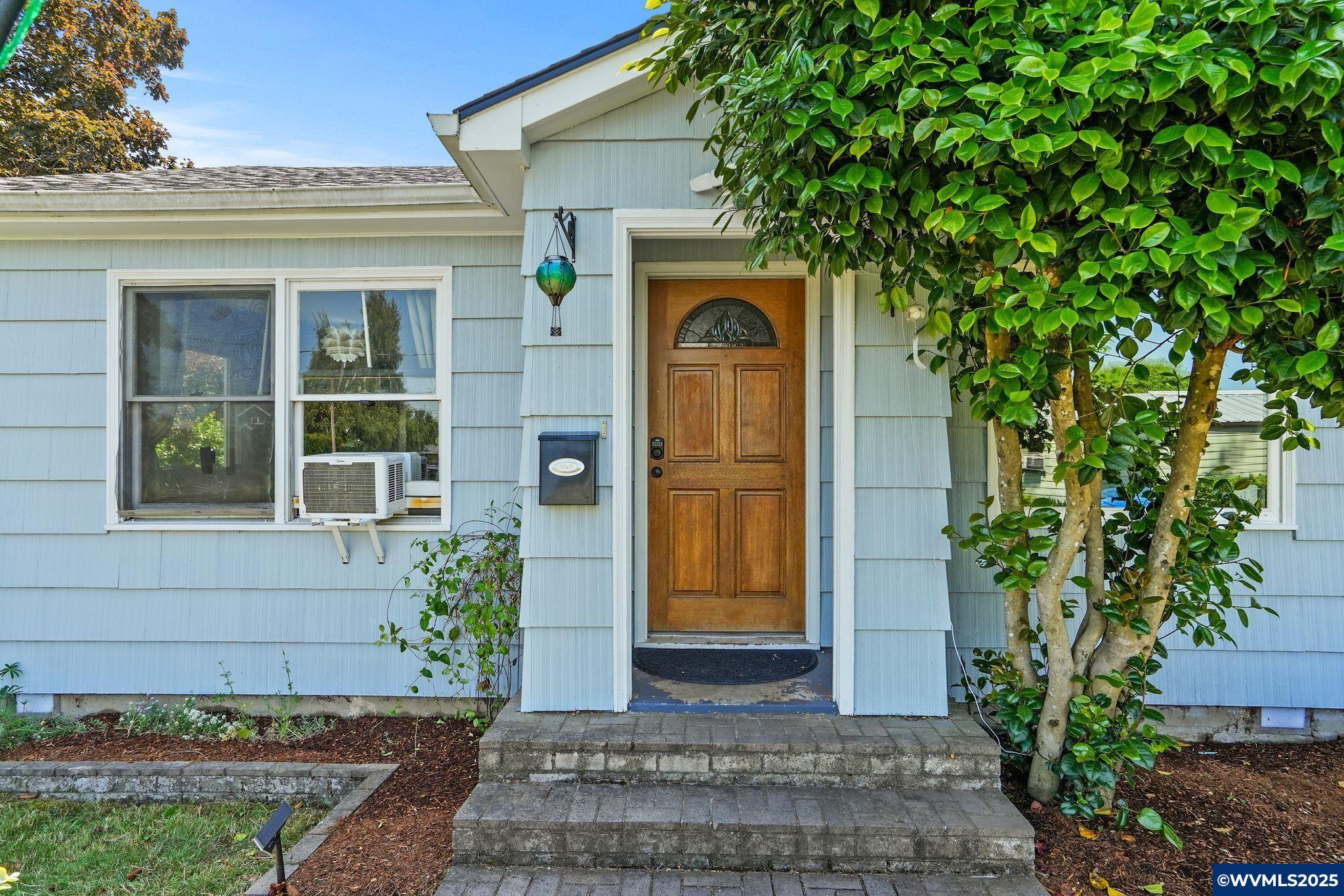 Property Photo: 915 N Douglas Av OR 97383