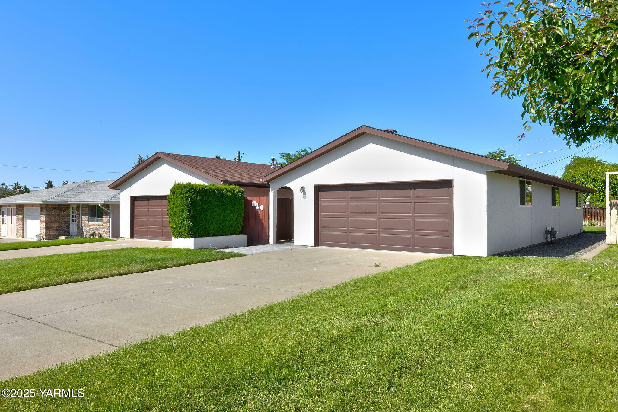 Property Photo: 614 &Amp 616 S 44th Ave WA 98908