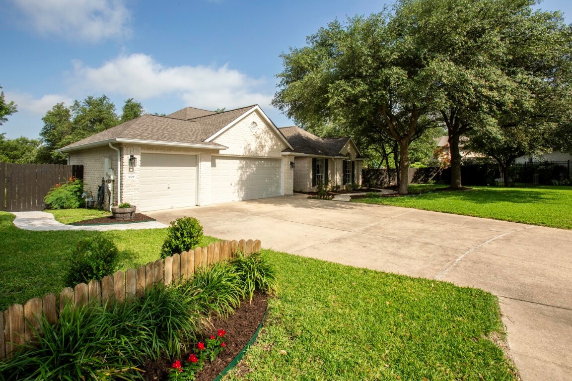 Property Photo: 1008 Twin Terrace Court TX 78665