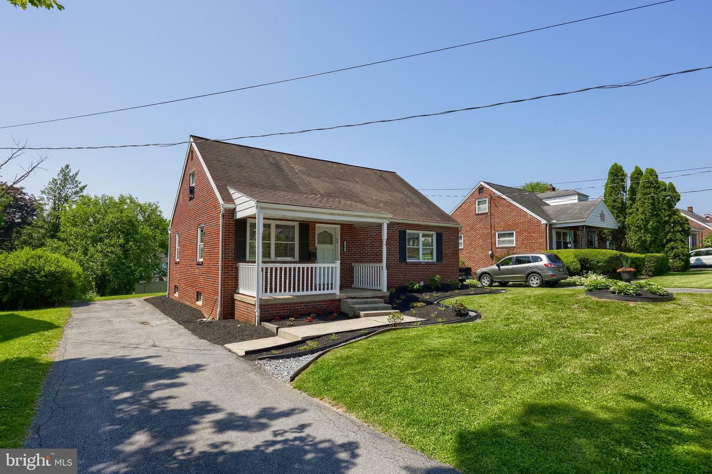 Property Photo: 1304 Maple Avenue PA 17603
