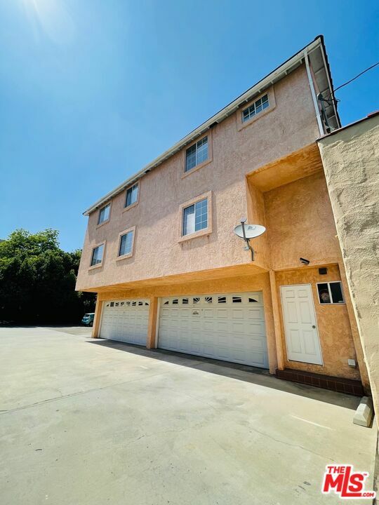 Property Photo: 5029 Klump Ave CA 91601