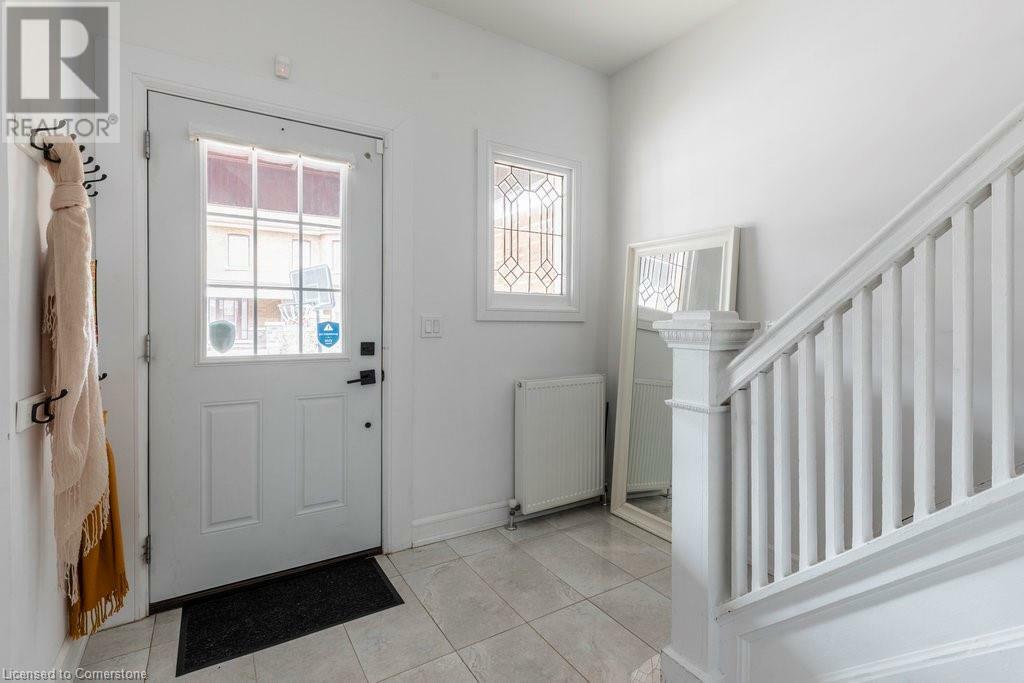 Photo de la propriété: 79 Fairholt Road South ON L8M 2T6