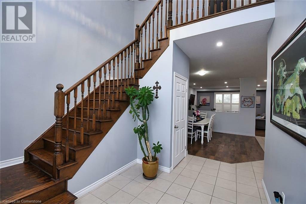 Photo de la propriété: 79 Aquasanta Crescent ON L9B 0H8