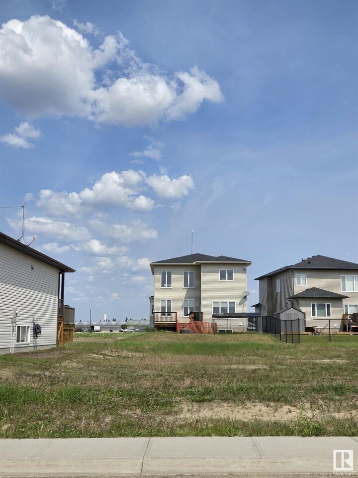 22 Whitetail Crescent — photo 1