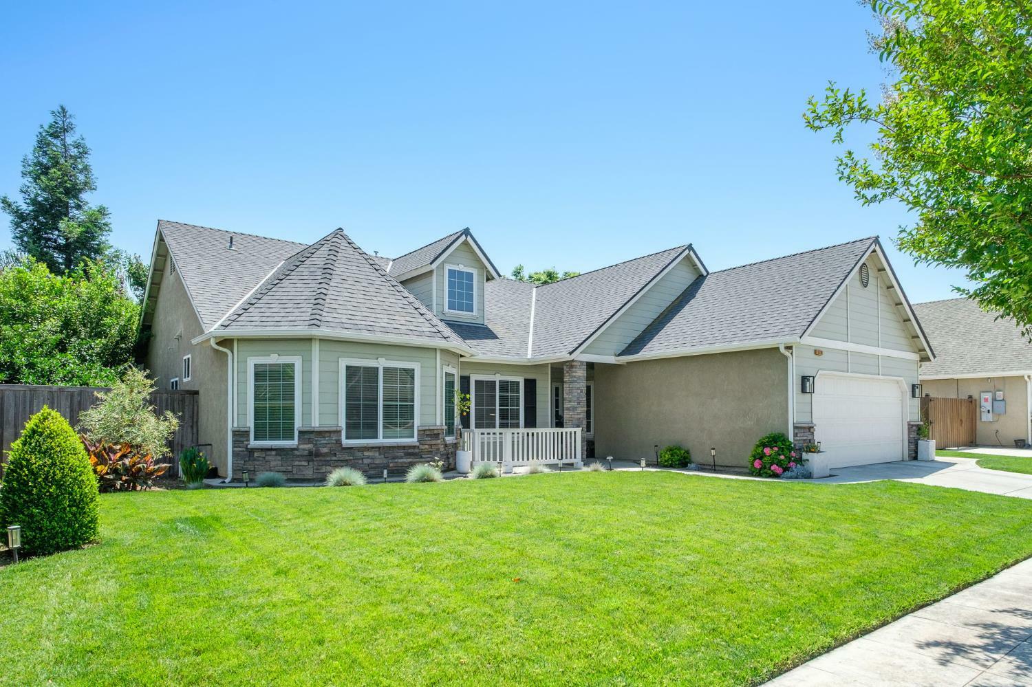 Property Photo: 578 W Serena Avenue CA 93619