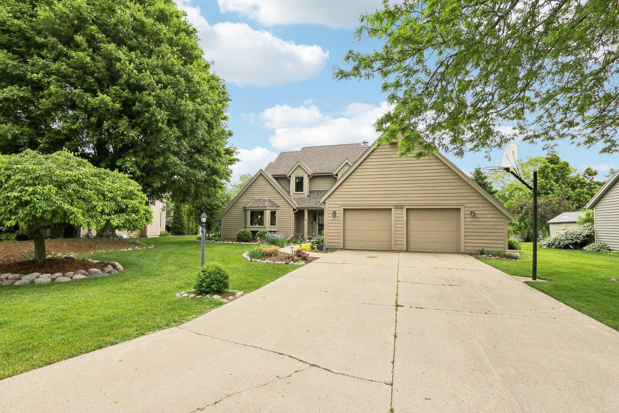 Property Photo: 3930 S Woodhill Ln WI 53151