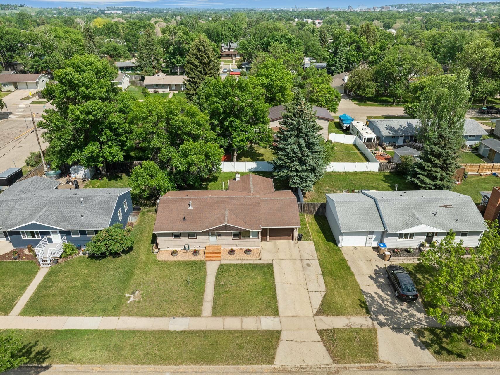 Property Photo: 424 26th Street NW ND 58703
