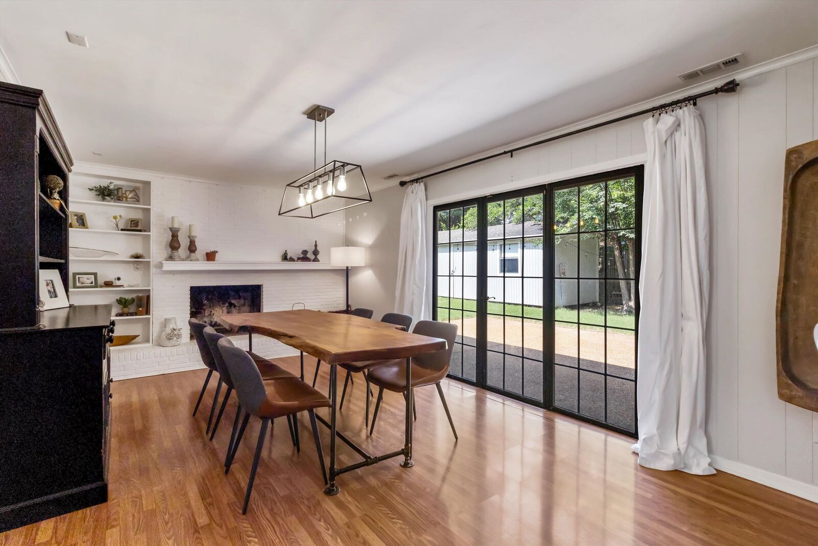 Property Photo: 1329 E Rolling Oaks Dr TN 38119