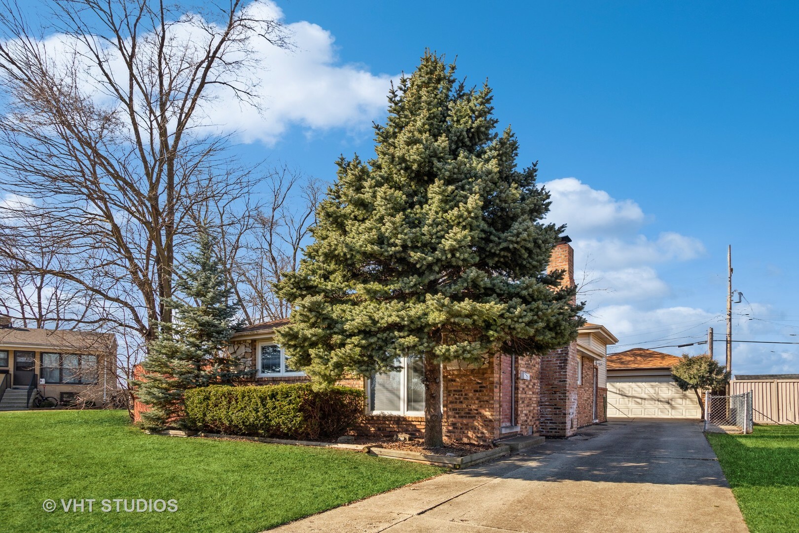 Property Photo: 608 N Craig Place IL 60101