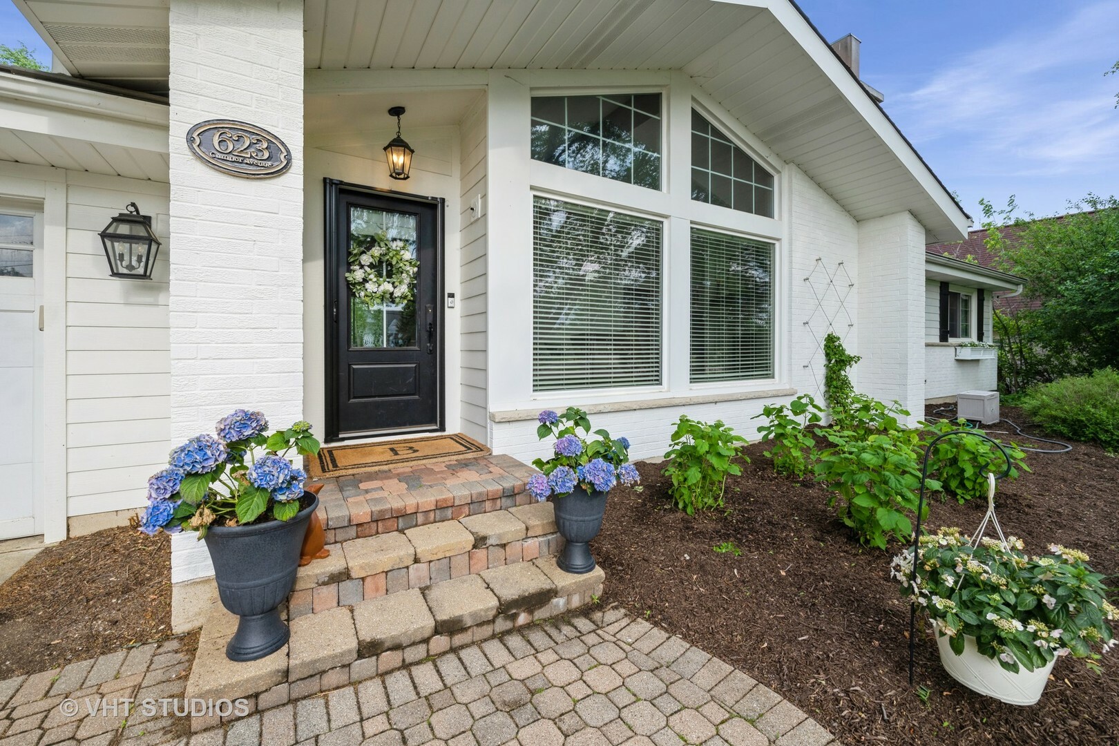 Property Photo: 623 Cumnor Avenue IL 60010
