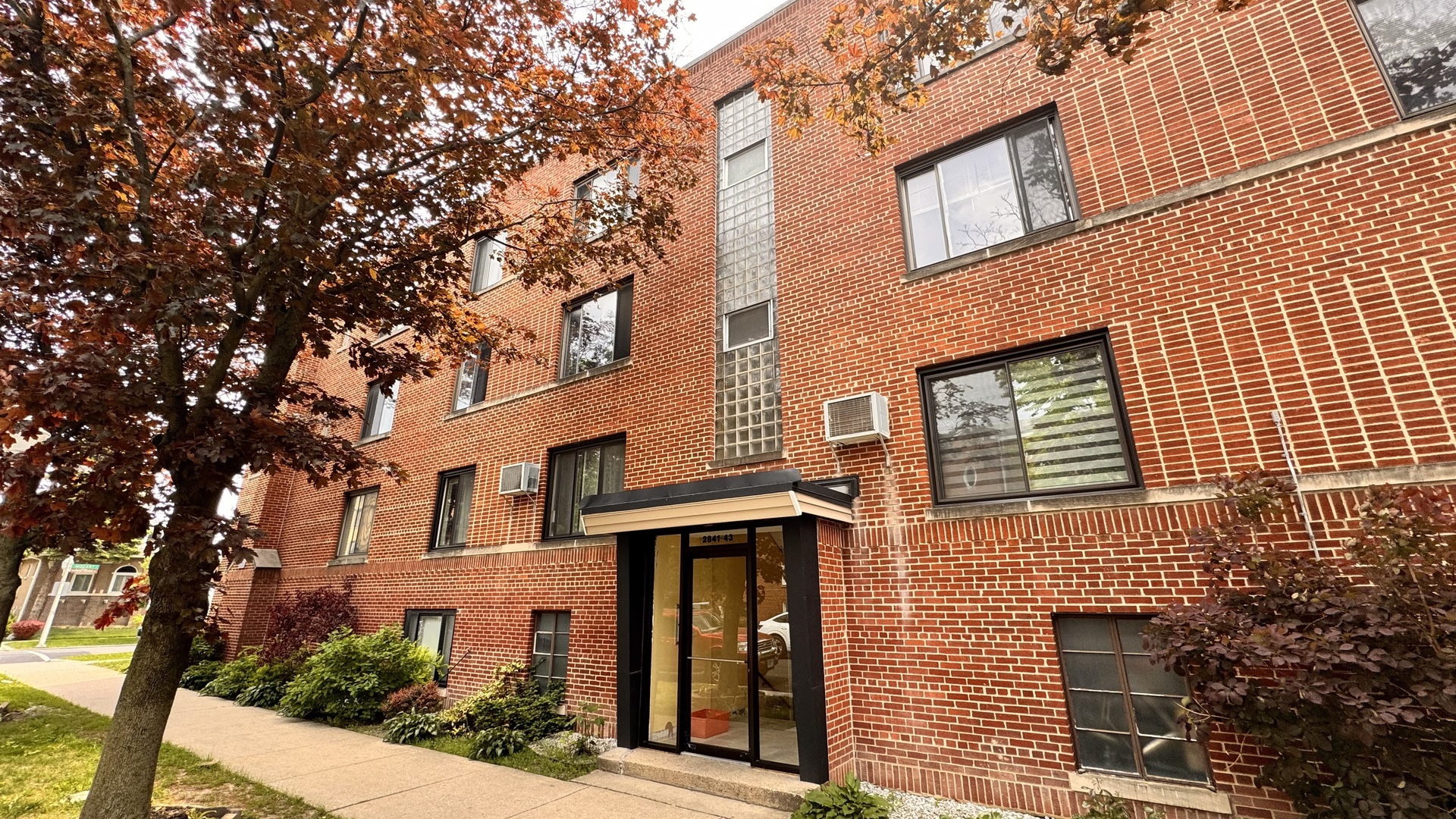 Property Photo: 2843 W Arthur Avenue 3W IL 60645