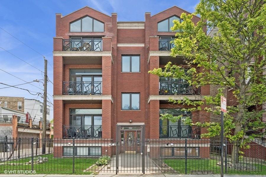 Property Photo: 2215 W Augusta Boulevard 2E IL 60622