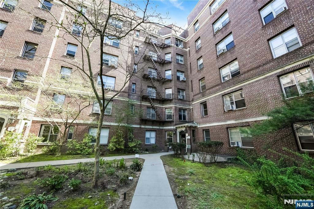 Property Photo:  100 E Palisade Avenue C 14  NJ 07631 