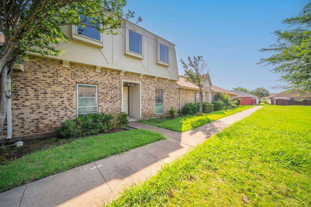 Property Photo: 24 W Mountain Creek Drive TX 75052