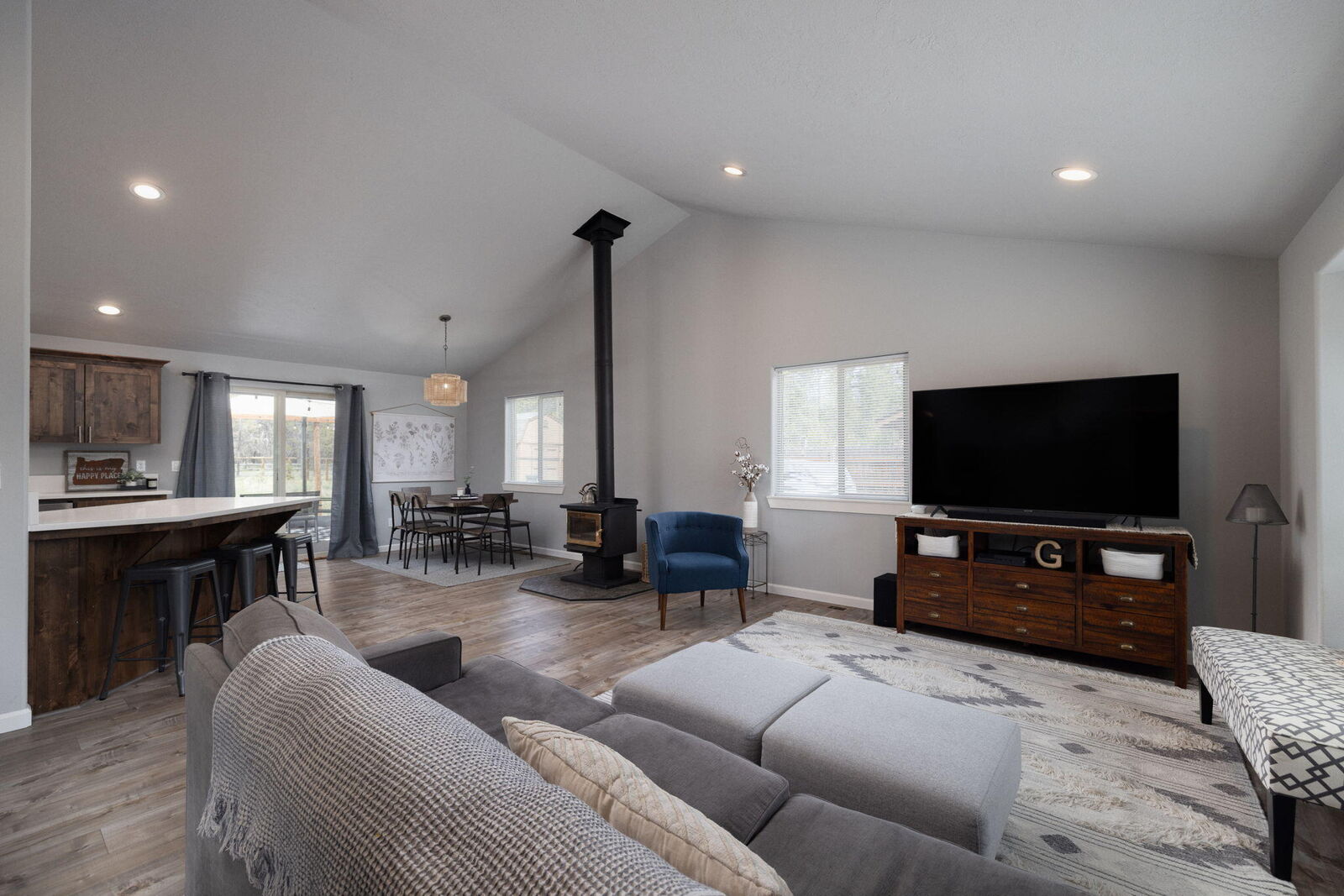 Property Photo: 55659 Swan Road OR 97707