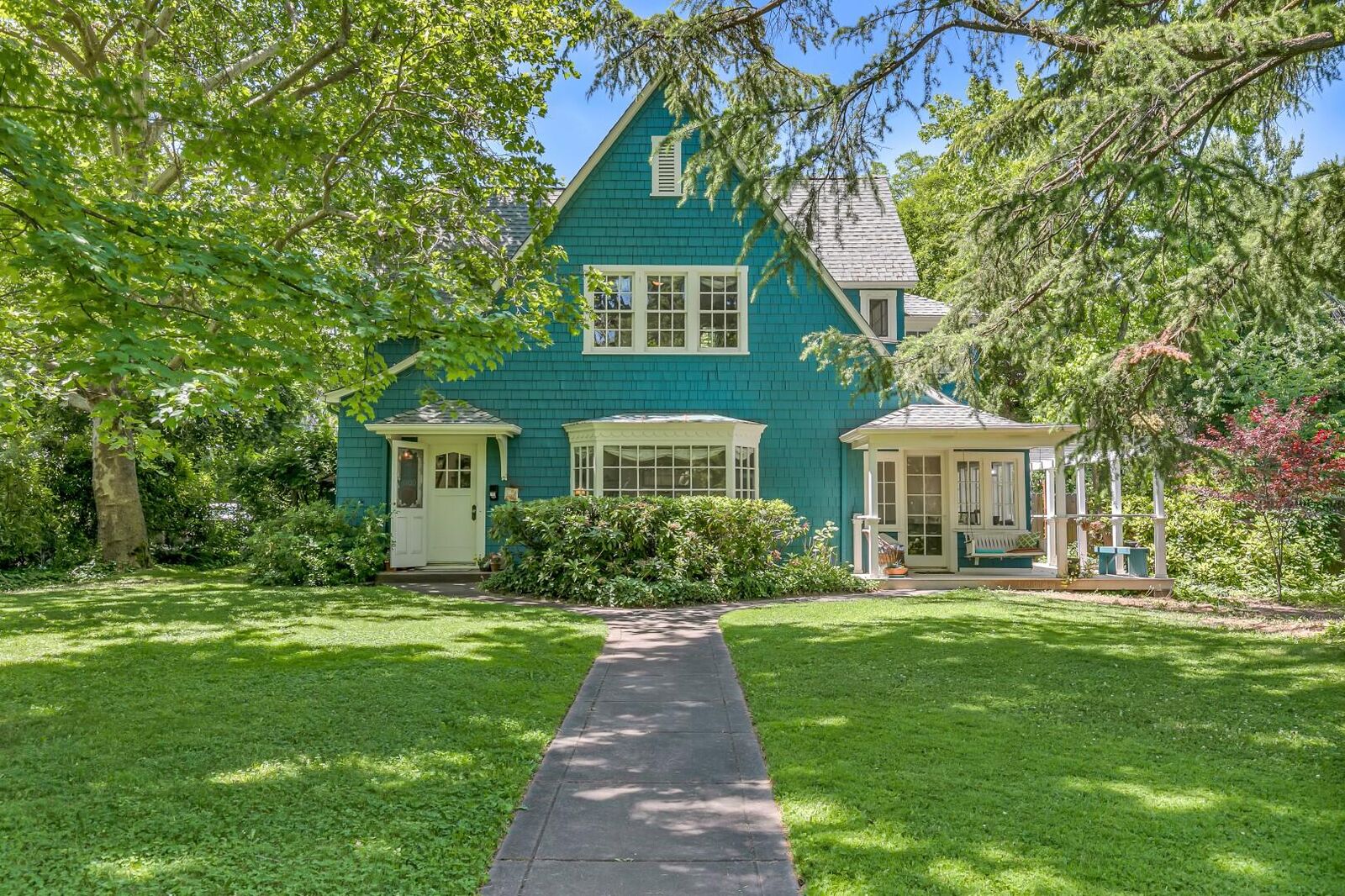 Property Photo:  1100 S Oakdale Avenue  OR 97501 