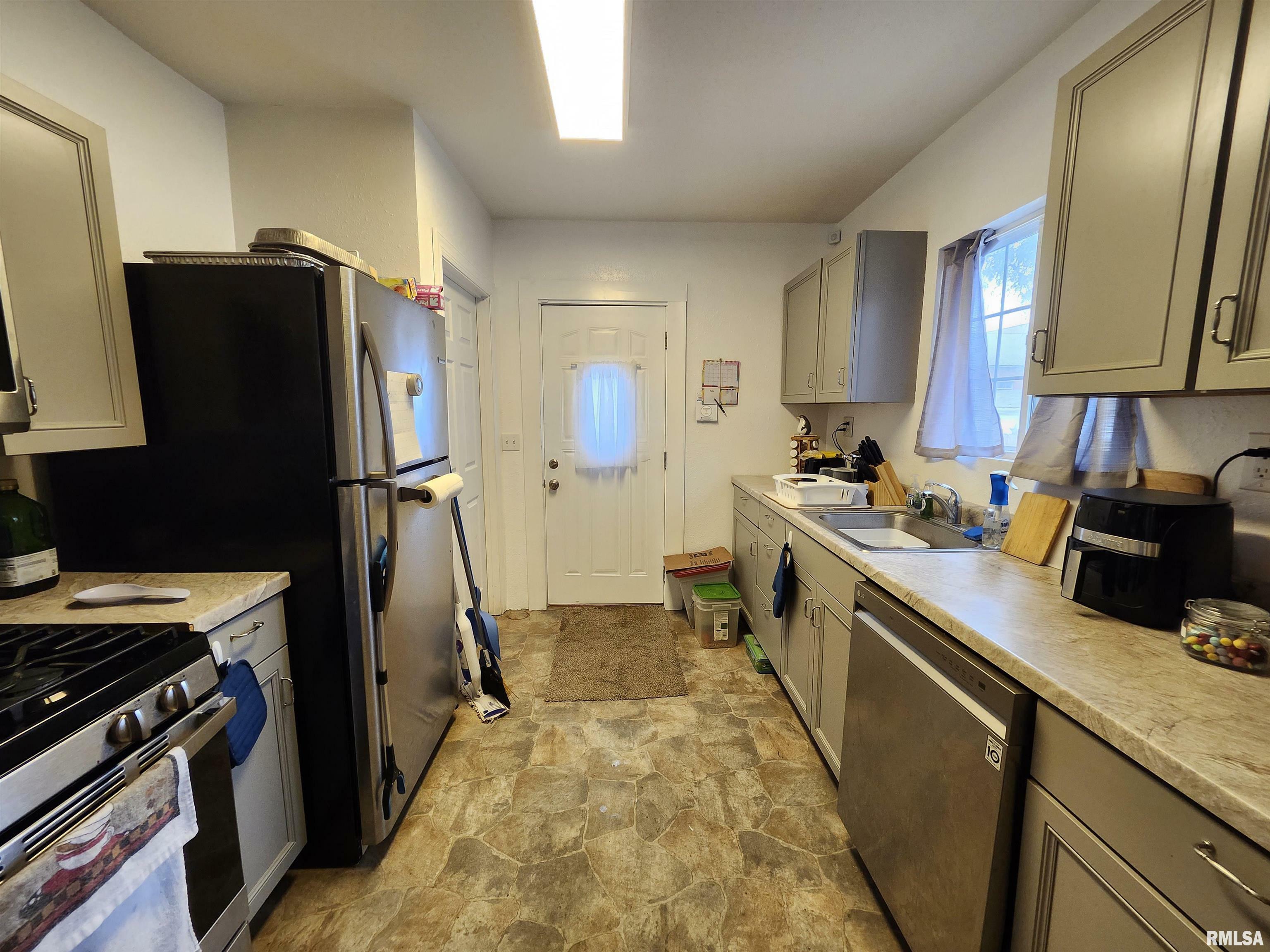 Property Photo: 2029 W Callender Avenue IL 61604