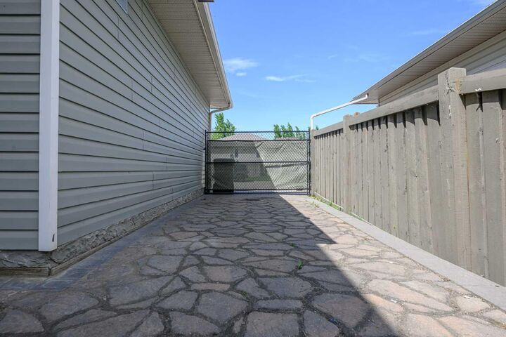 Property Photo:  10909 65 Avenue  AB T8W 0B3 