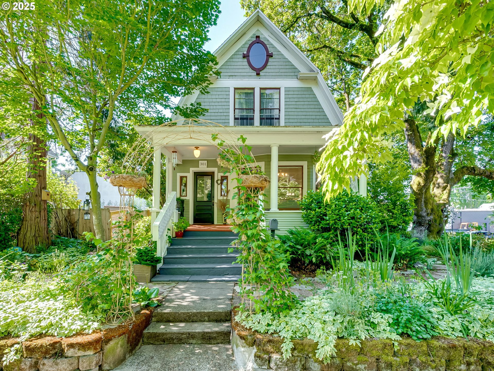Property Photo: 301 E 19th St WA 98663