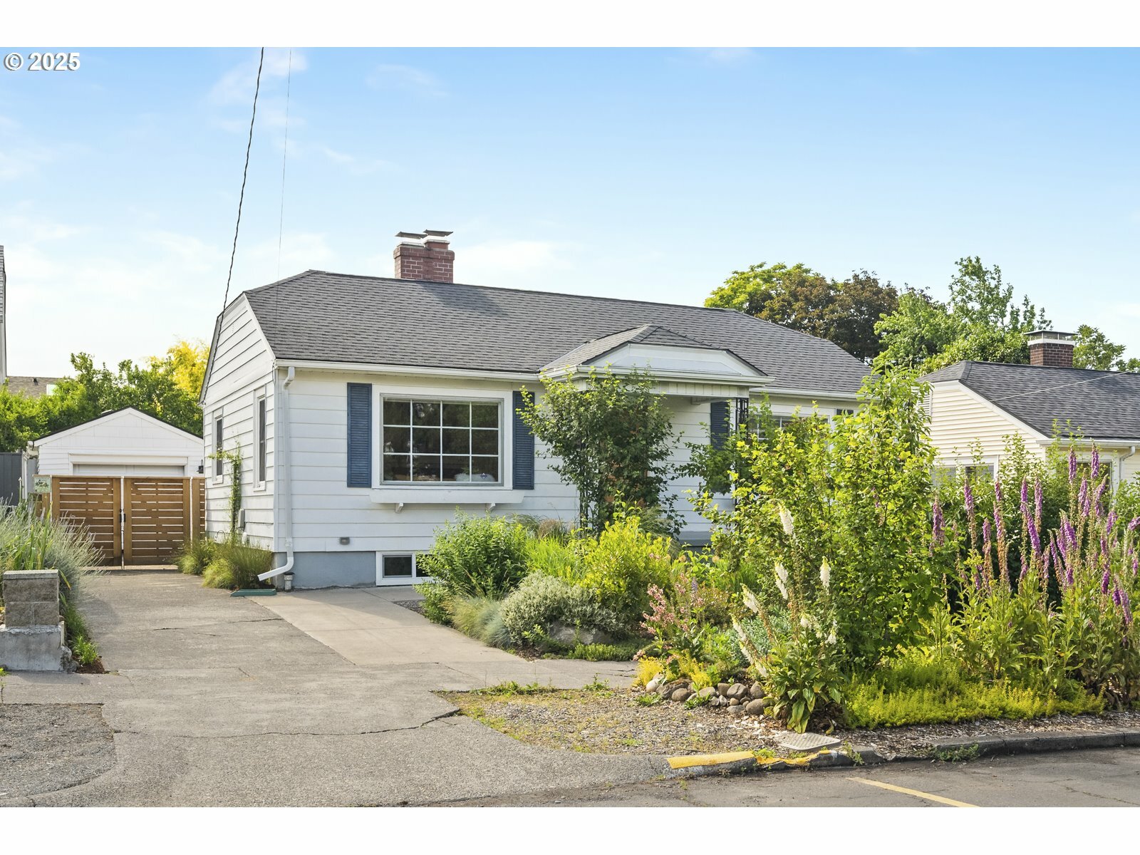 Property Photo: 3737 NE 74th Ave OR 97213