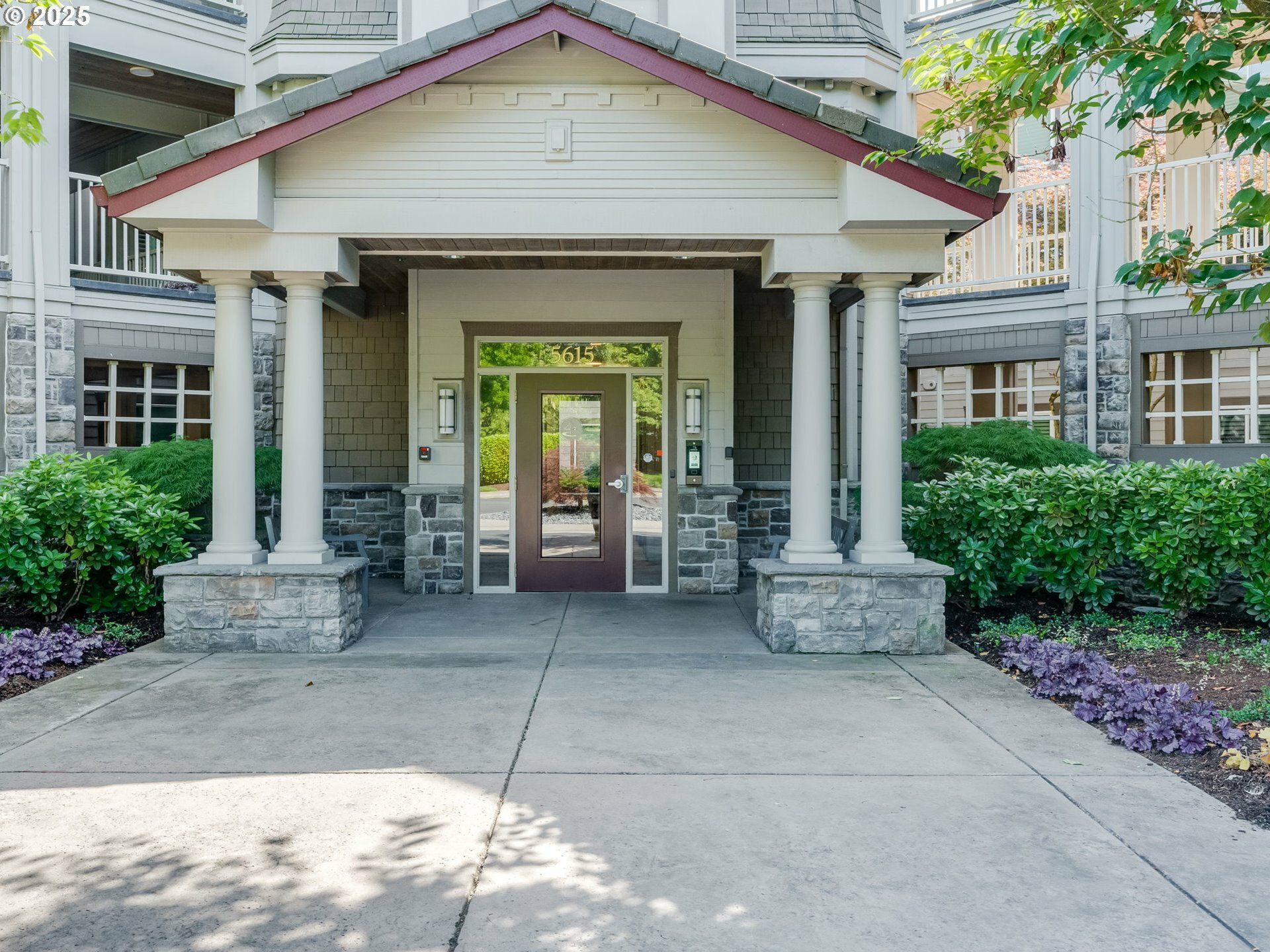 Property Photo: 5615 SE Scenic Ln 204 WA 98661