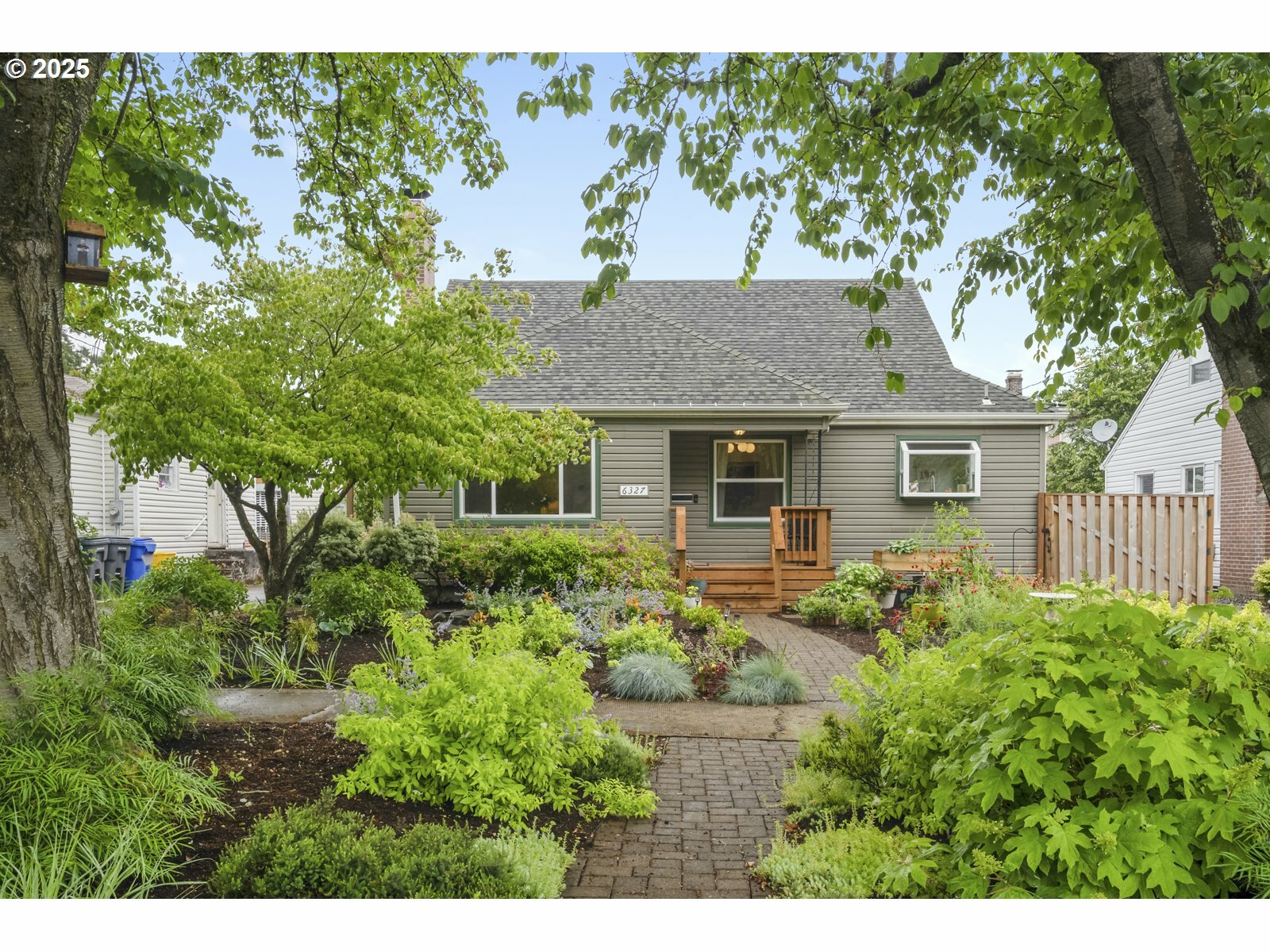 Property Photo:  6327 N Boston Ave  OR 97217 