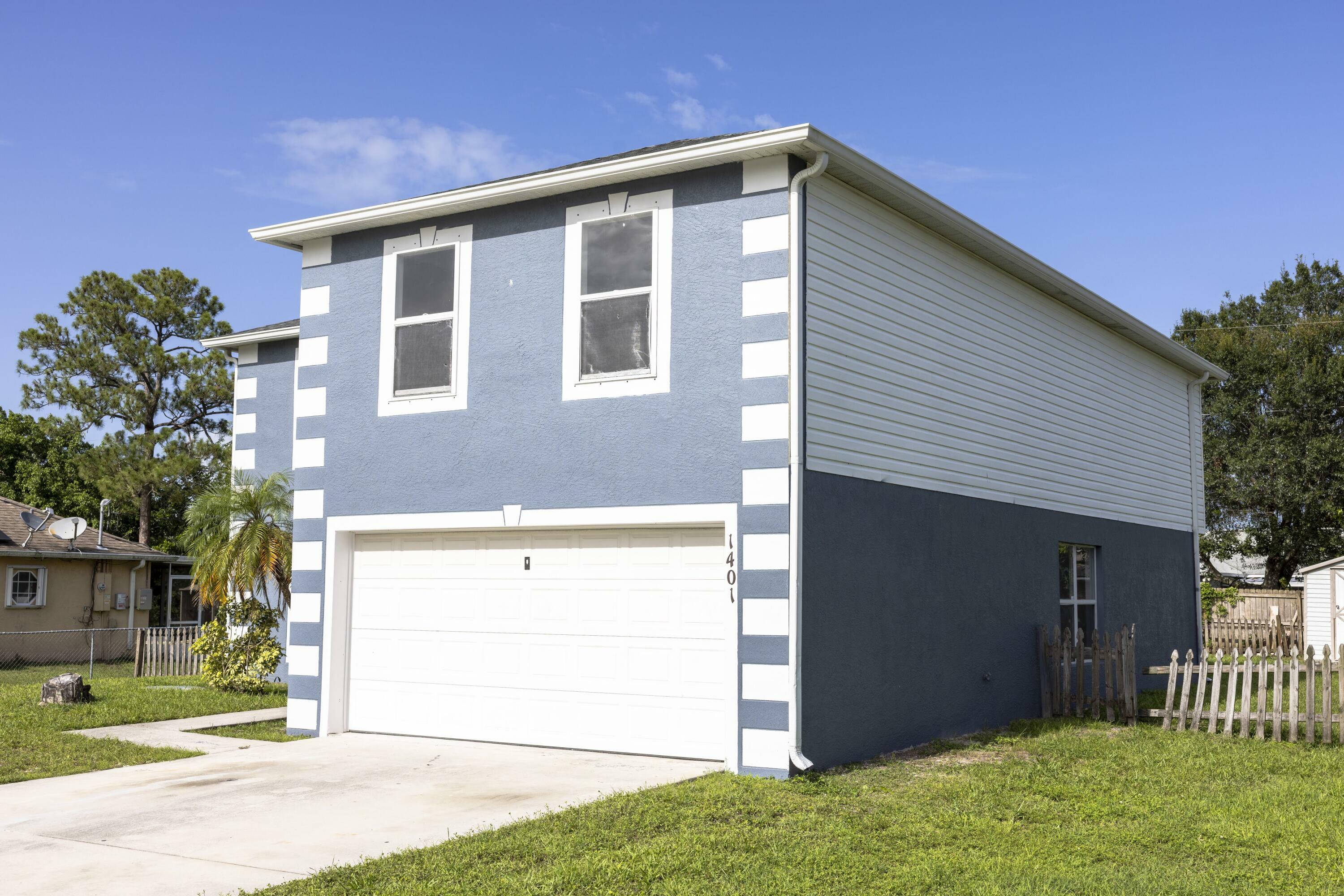Property Photo: 1401 SW Heather Street FL 34983