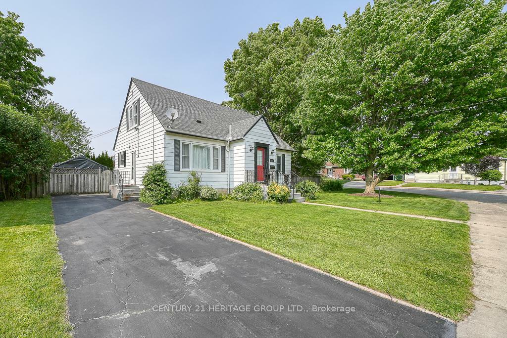 Property Photo: 825 Maple Avenue ON N4S 2A5