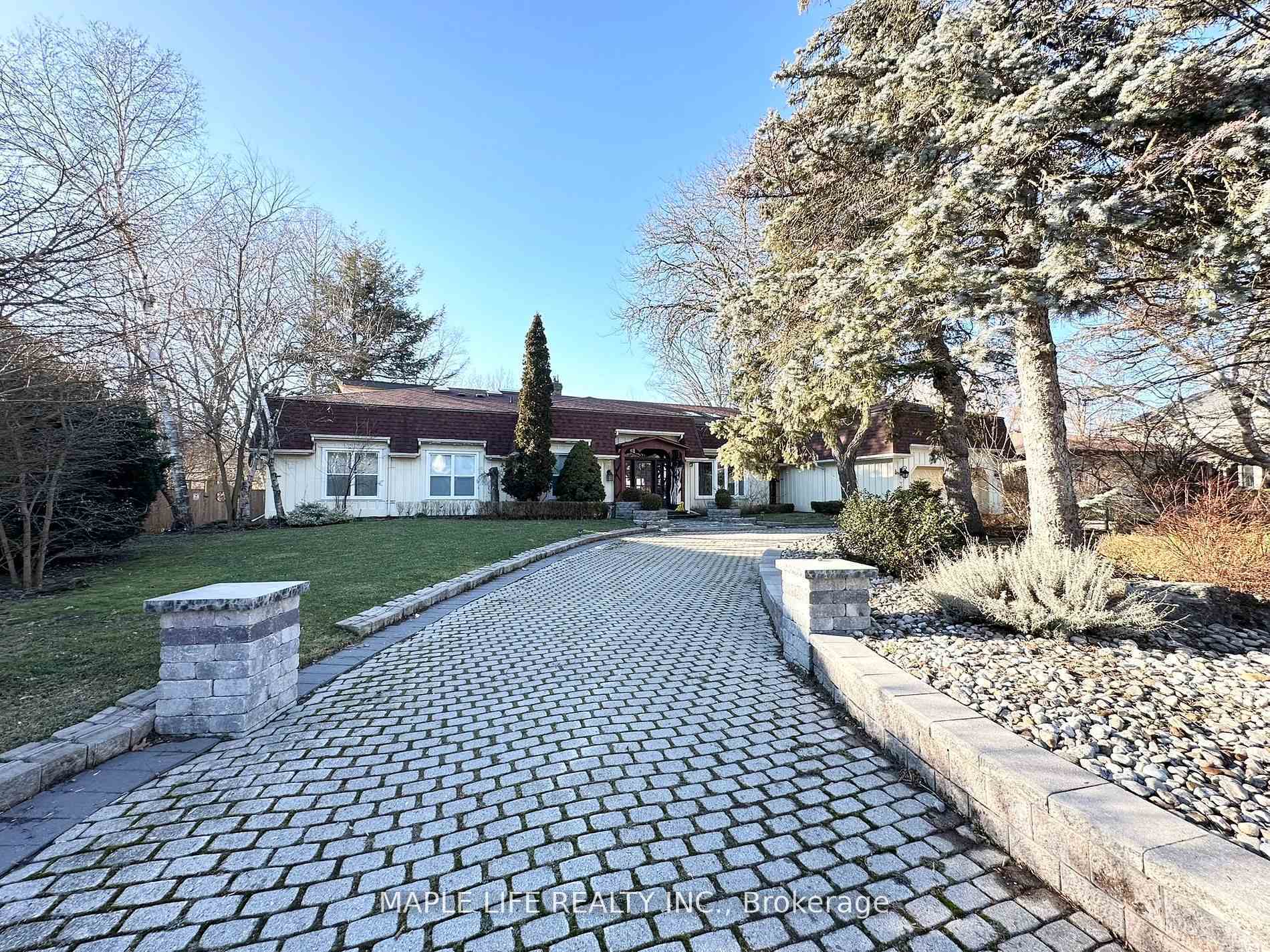 Property Photo: 16 Brian Cliff Drive ON M3B 2G2
