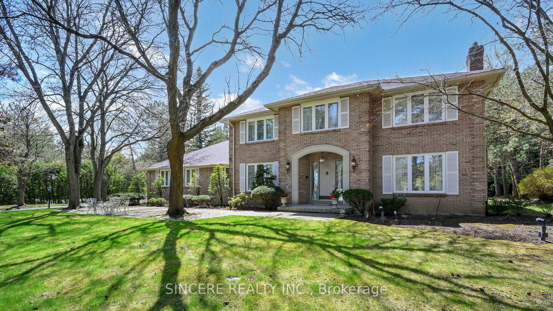 Property Photo: 27 Country Estates Drive ON L6C 1A4
