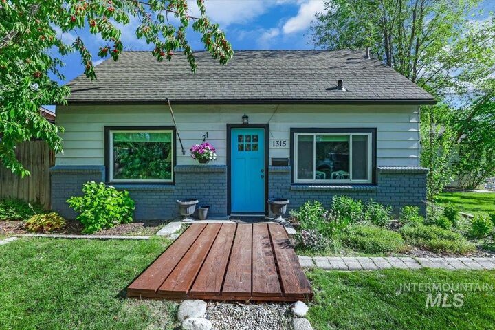 Property Photo:  1315 E Lincoln Ave  ID 83686 