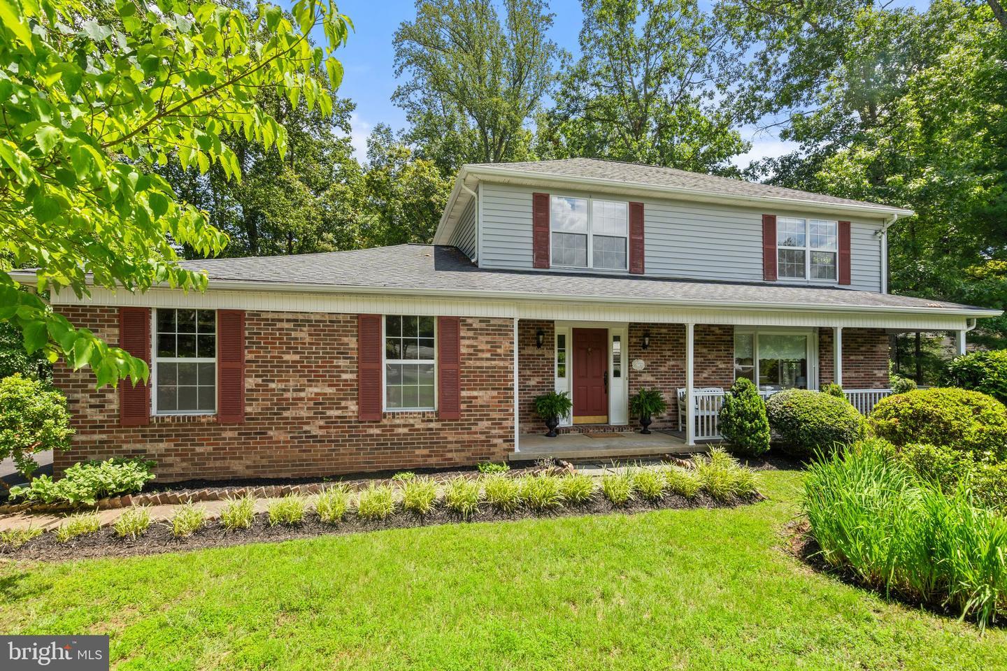 Property Photo: 5761 Wilshire Drive VA 20187