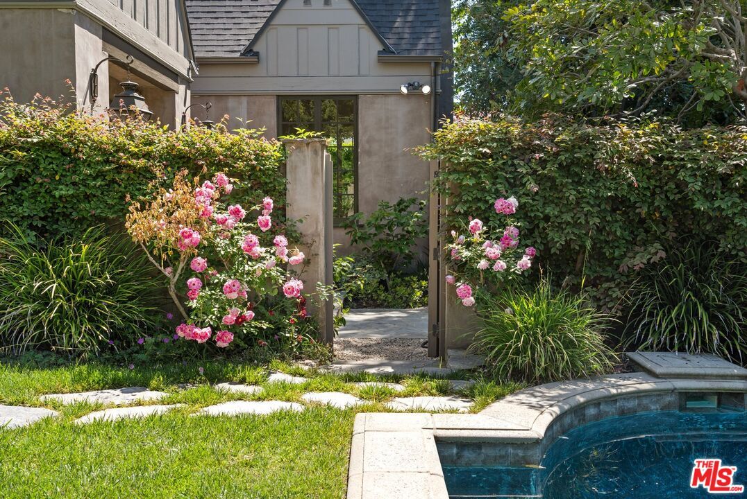 Property Photo: 143 S Muirfield Rd CA 90004