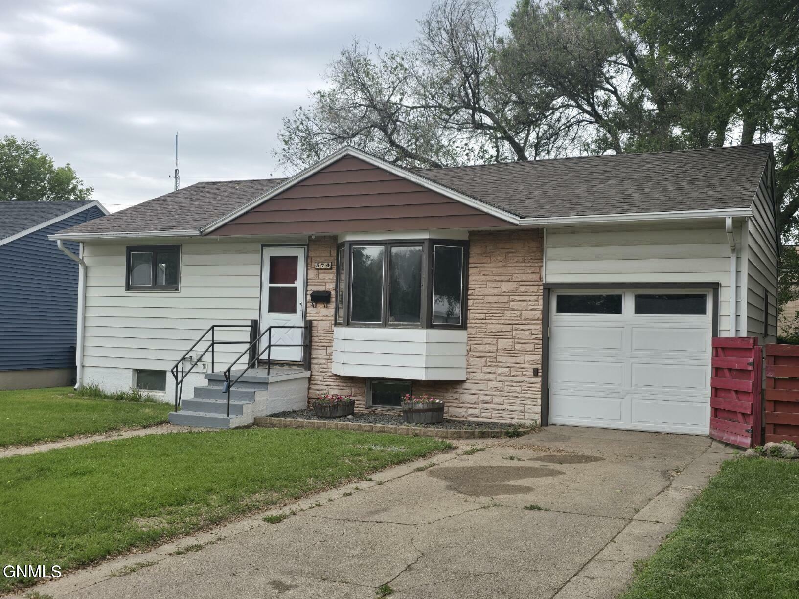 570 Sunset Place  Bismarck ND 58504 photo