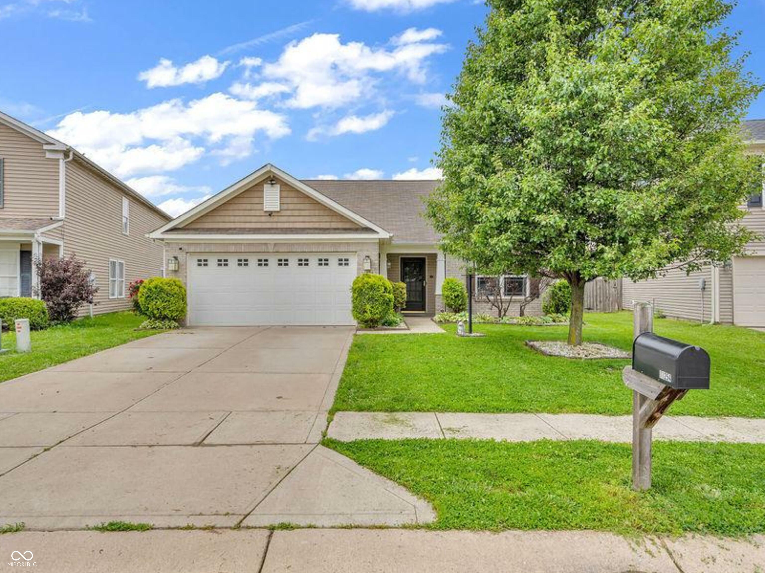 Property Photo: 11254 N Sashing Way IN 46157