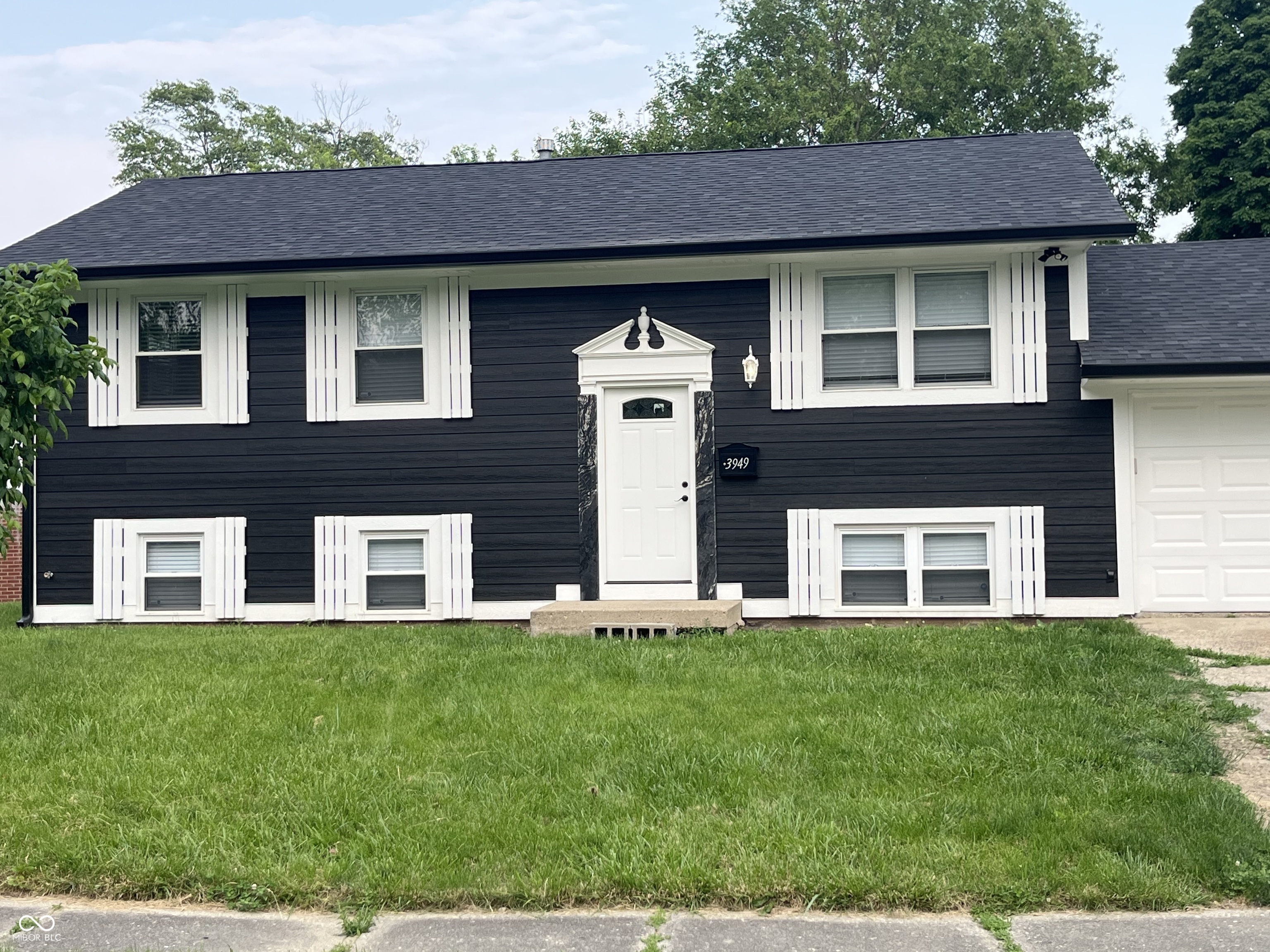 Property Photo: 3949 Chateau Drive IN 46226